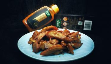 所以茄子咬开会吃到茄子的汁水夹着鲜鸡汁和蒜香味儿，少油加水炒会比较清爽，没有平常做法的多多油