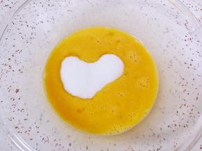 鸡蛋打散，加入细砂糖搅拌至溶化。