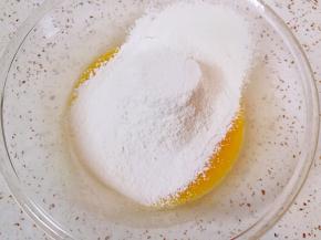 筛入低筋面粉和泡打粉。