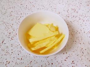 黄油提前隔水融化成液体状。