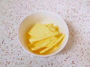 黄油提前隔水融化成液体状。