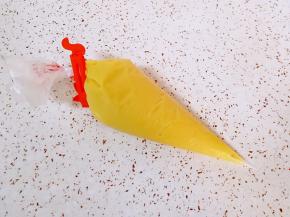 装入裱花袋，用夹子夹好口，放入冰箱冷藏一个小时左右。