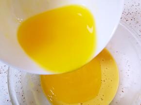 加入溶化成液体的黄油。