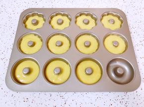 挤在模具里面(如果用的不是不粘模具，需要提前在模具里面涂抹一层黄油)，八分满即可。烤箱上下管160度预热。 第一次用这个模具，量没有掌握好，12连模具，这些食材只做了11个小蛋糕，下次调整。