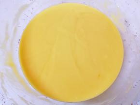 搅拌至食材完全融合，蛋糕糊呈顺滑状态。