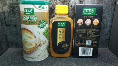 调料合照
锅里放入水，放入半勺子太太乐原味鲜煮开