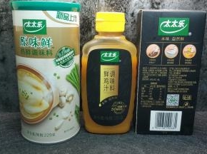 调料合照
锅里放入水，放入半勺子太太乐原味鲜煮开