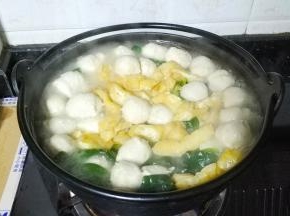 将食材全部放入锅里继续大火煮开