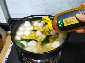 倒入太太乐鲜鸡汁提鲜