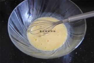 加入玉米油和牛奶混合均匀。