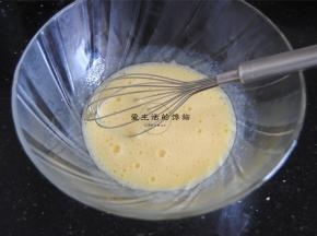 加入玉米油和牛奶混合均匀。
