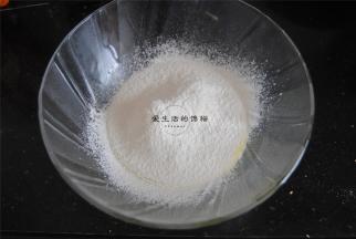 将低筋粉过筛入蛋黄糊内。