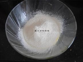 将低筋粉过筛入蛋黄糊内。