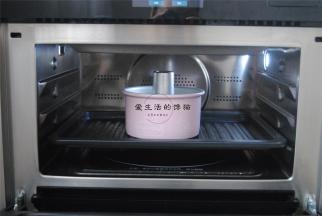 倒入学厨7寸加高中空模具内，烤箱上下管150度预热，放入烤箱中下层烤制35分即可。