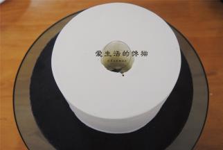 将蛋糕分成三层，淡奶油加入细砂糖打发后抹好面