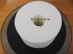 将蛋糕分成三层，淡奶油加入细砂糖打发后抹好面