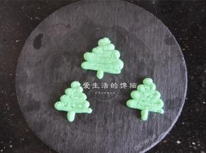 先练习圣诞树的画法，然后在蛋糕上画好