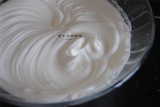 细砂糖分3次加入蛋白里打发至出现短小尖角。