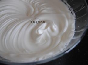 细砂糖分3次加入蛋白里打发至出现短小尖角。