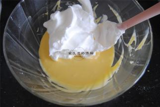 分3次加入蛋黄糊内翻拌均匀。