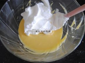 分3次加入蛋黄糊内翻拌均匀。