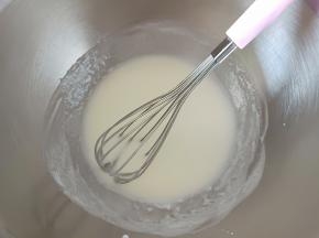 酸奶和玉米油充分乳化