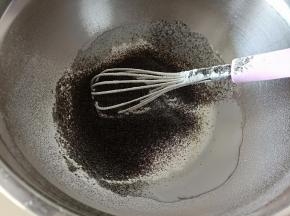 筛入黑芝麻粉