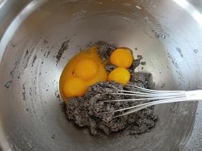 分离蛋清蛋黄，蛋黄加入面糊中