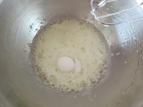 蛋清滴几滴白醋，低速打发至鱼眼泡状态，加入1/3细砂糖