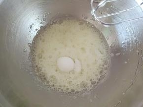 蛋清滴几滴白醋，低速打发至鱼眼泡状态，加入1/3细砂糖