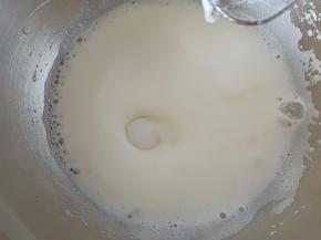 高速打发至出现细腻的泡沫时加入剩下的1/2细砂糖