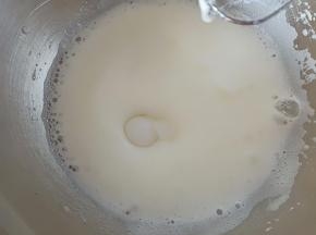 高速打发至出现细腻的泡沫时加入剩下的1/2细砂糖