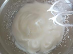 高速打发至出现明显的纹路后加入剩下的细砂糖