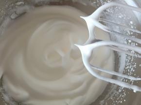 低速继续打发至提起打蛋器有直立的小尖角