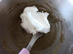 取1/3蛋白霜加入蛋黄糊中，翻拌均匀