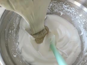 全部倒入剩余的蛋白霜中