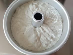 倒入模具中，表面刮平，轻震几下震去大气泡