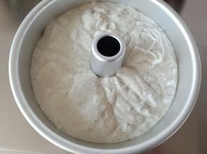 倒入模具中，表面刮平，轻震几下震去大气泡