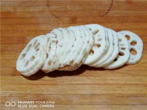 莲藕洗净，切片备用。