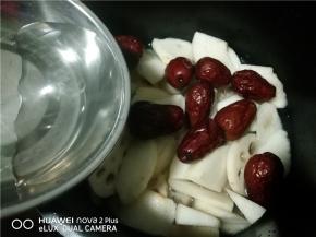 注入适量清水，盖上锅盖，启动“汤”键。