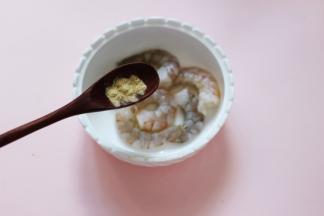 新鲜虾仁去虾线后加入胡椒粉。