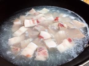 肉块凉水下锅焯水去血沫