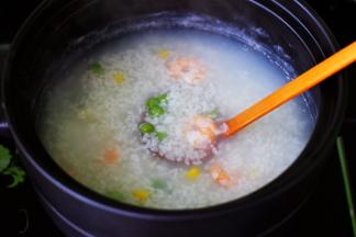 把所有的食材和糯米粥搅拌均匀后煮1分钟即可关火咯。