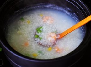 把所有的食材和糯米粥搅拌均匀后煮1分钟即可关火咯。