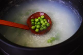 加入提前洗净的青豆。