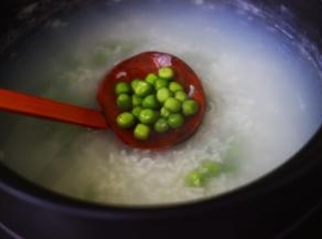 加入提前洗净的青豆。
