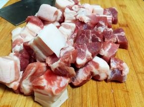 五花肉切块