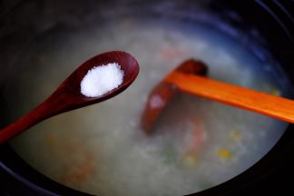 先加入适量的盐调味后。