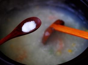 先加入适量的盐调味后。