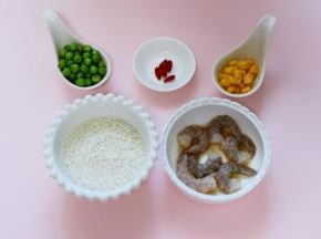 把所有的食材称重备齐。
